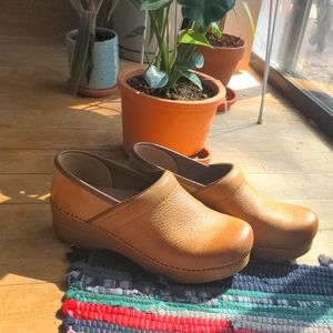Dansko leather clogs size 39 - size 8.5
